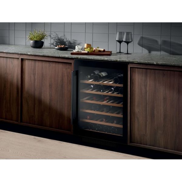 Винна шафа Electrolux EWUS052B5B &ndash; фото