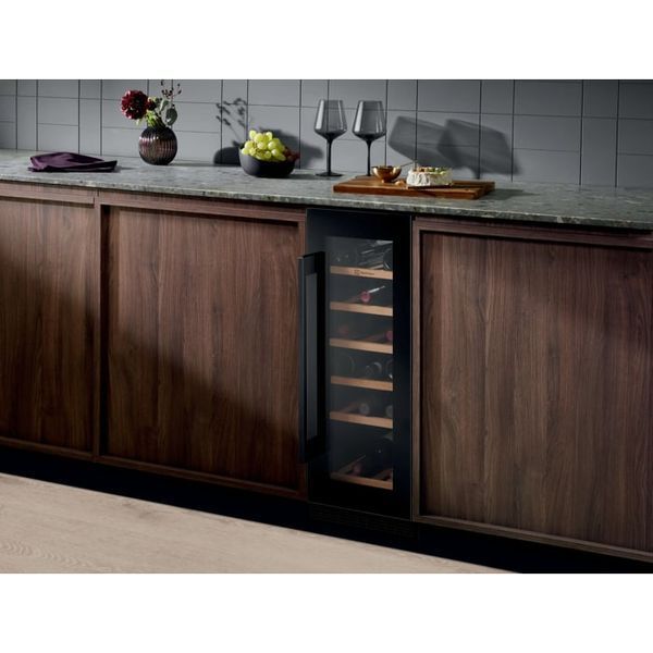 Вбудована винна шафа Electrolux EWUS020B5B 82 см чорна &ndash; фото