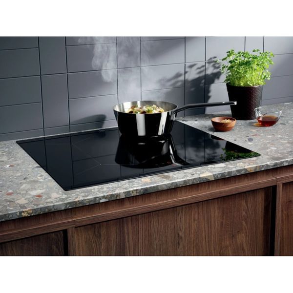Индукционная варочная панель Electrolux EIT61443B &ndash; фото