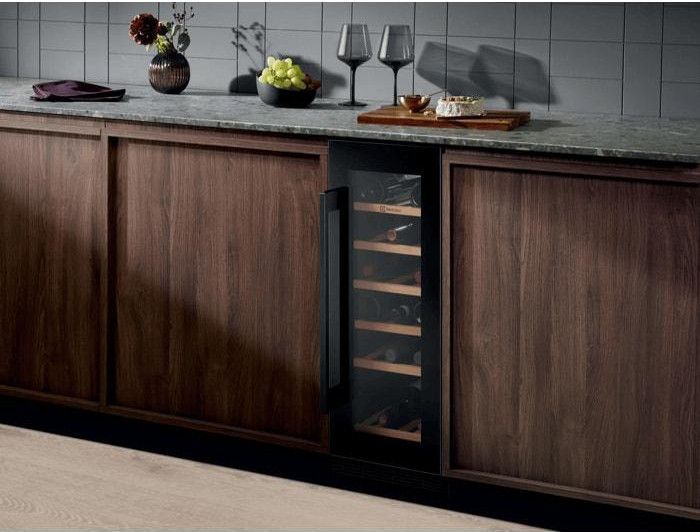 Винний холодильник Electrolux EWS4020B5B чорний &ndash; фото