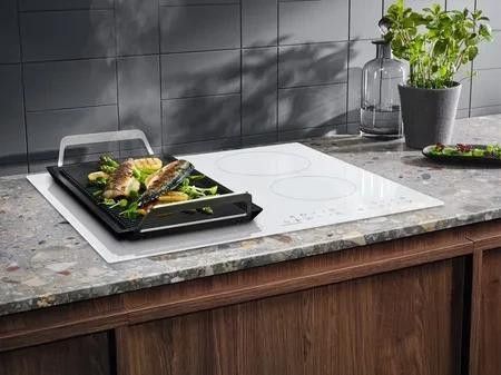 Варочная поверхность индукционная Electrolux LIV63431BW &ndash; фото